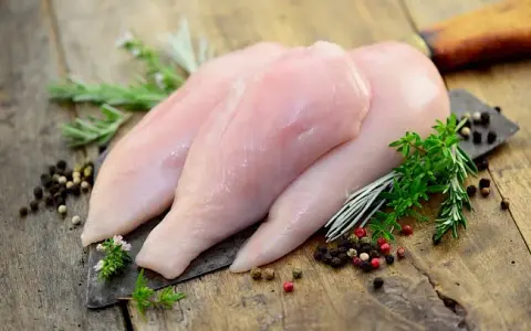 Ile piers z kurczaka ma kcal? Sprawdź, co wpływa na kaloryczność