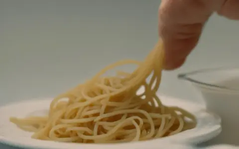 Ile gram makaronu spaghetti na osobę? Odkryj idealną porcję!
