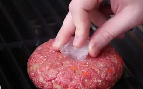 Szary płyn z burgera? Jak usmażyć soczysty kotlet bez wody!