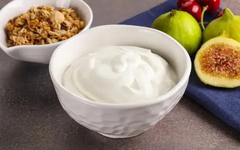 Gęsty jogurt grecki, idealny na zdrowe śniadanie. Sprawdź jogurt grecki kcal i ciesz się smakiem!