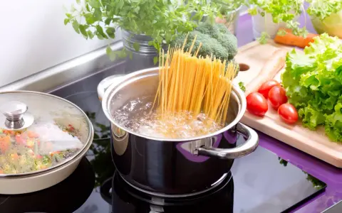 Ile makaronu na osobę? Precyzyjne porcje i triki bez wagi.