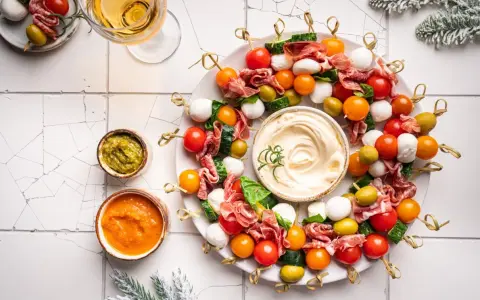 Kolorowe szaszłyki z pomidorkami, mozzarellą, salami i oliwkami – idealne finger food na imprezę.