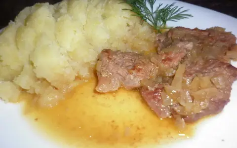 Pyszna cielęcina w sosie własnym, którą przygotowała Ania. Podana z purée ziemniaczanym i gałązką koperku.