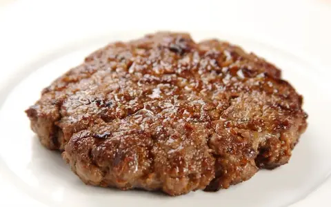 Jak smażyć mięso na burgery, aby były soczyste i pełne smaku