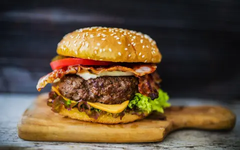 Perfekcyjny burger: Kiedy solić mięso? Uniknij błędu!