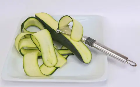 Makaron z cukinii bez spiralizera? Proste triki i koniec z wodą!