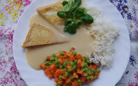Pyszny sos do ryżu z kawałkami smażonego tofu i warzywami. Idealny na lekki obiad.
