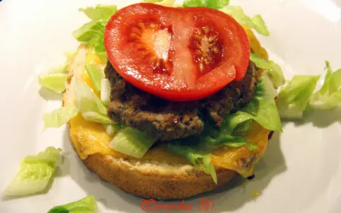 Sos musztardowo-miodowy do burgera z kurczakiem: Przepis, który odmieni Twoje danie