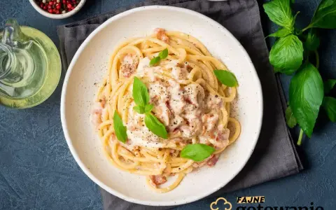 Pyszna carbonara na talerzu, idealna inspiracja, jak zrobić carbonare. Podana z bazylią i pieprzem.