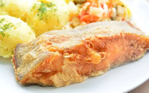 Chrupiący halibut smażony na złoto, podany z puree ziemniaczanym i surówką. Pyszny obiad gotowy!