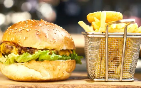 Soczysty burger z dorsza: Koniec z suchą rybą! Przepis Błażeja.