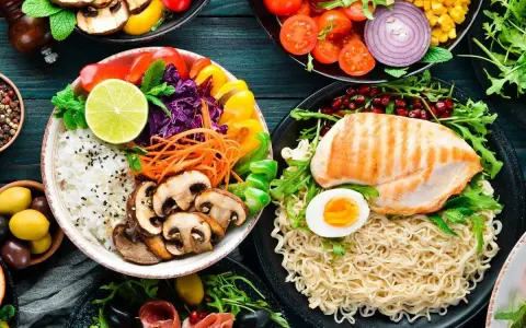 Kolorowe miski pełne warzyw, ryżu i kurczaka. Idealne na zdrowe posiłki, inspirujące dieta dash przepisy.