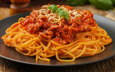 Pyszne spaghetti bolognese z mielonym mięsem, pomidorowym sosem i parmezanem. Idealne jakie przyprawy do spaghetti? Bazylia i oregano!