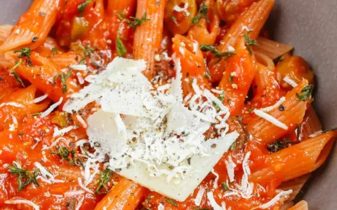 Penne z sosem pomidorowym, oliwkami i parmezanem. Idealny obiad na szybko, gdy brakuje czasu na gotowanie.