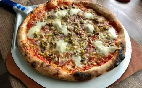 Pyszna pizza z pieczarkami, oliwkami i mozzarellą na chrupiącym cieście. Proste ciasto na pizzę zawsze wychodzi idealnie!