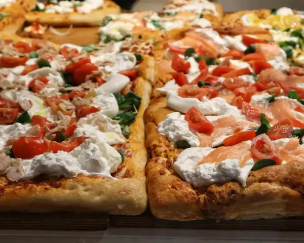 Pyszna pizza domowa na blachę z burratą, pomidorkami i łososiem. Idealny przepis na szybki obiad.