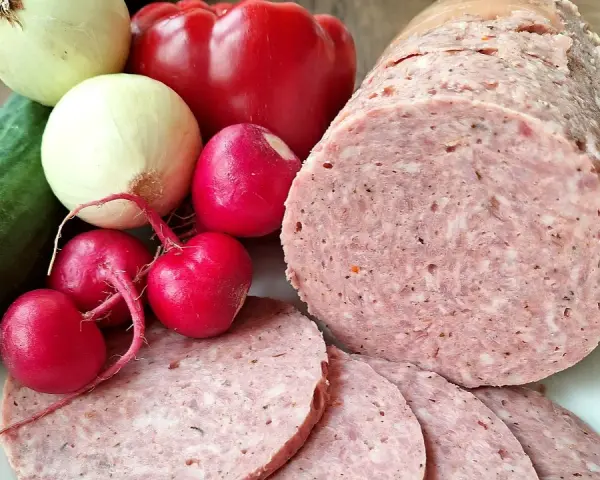 Kiełbasa tyrolska: Jak przygotować idealną wędlinę w domu