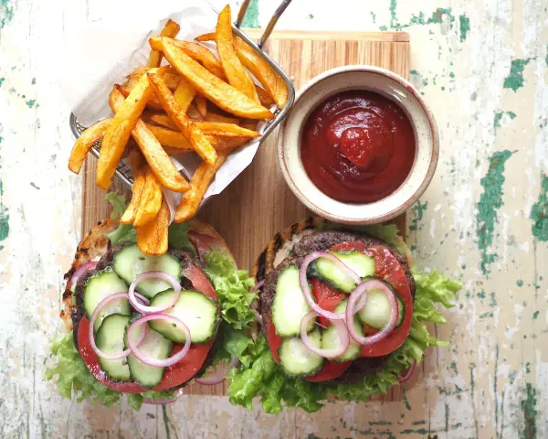 Ile kalorii ma burger wołowy z frytkami? Zaskakujące wartości!
