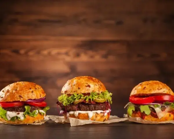 Ile kalorii ma hamburger domowy? Sprawdź, co naprawdę jesz
