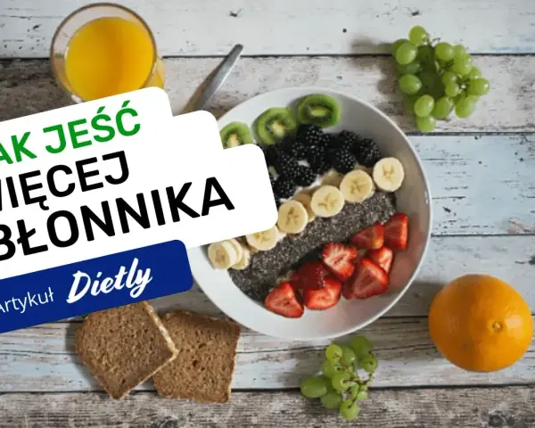Jak jeść więcej błonnika? Pyszna owsianka z owocami, chleb pełnoziarnisty i sok pomarańczowy – idealne produkty bogate w błonnik na zdrowy start dnia.