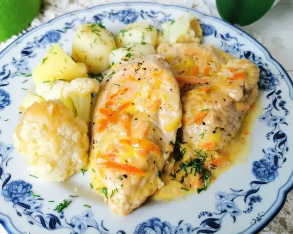 Filet z indyka w sosie własnym, gotowany przez Anię, podany z ziemniakami i kalafiorem. Pyszne danie!