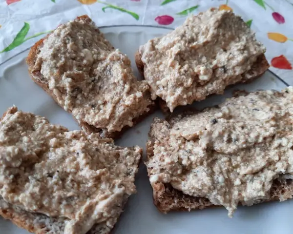 Cztery kromki ciemnego pieczywa obficie posmarowane pastą rybną. Smaczna przekąska na śniadanie lub kolację.