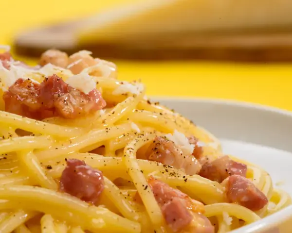 Pyszna carbonara z guanciale i parmezanem. Jaki ser do carbonary? Tylko najlepszy!