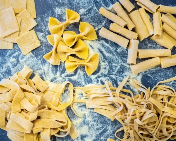 Różne rodzaje domowego makaronu: kwadraty, kokardki, rurki, tagliatelle. Idealne do nauki, jak ugotować makaron.