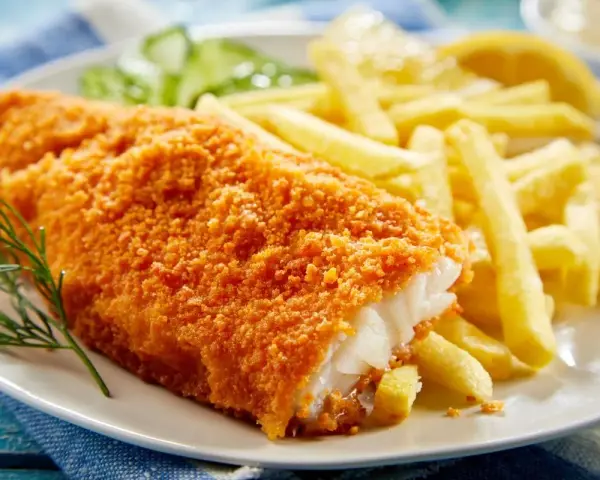 Chrupiący filet po parysku z frytkami i cytryną. Idealny posiłek na szybki lunch.