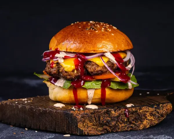 Jak smażyć burgery wołowe, aby były soczyste i pełne smaku