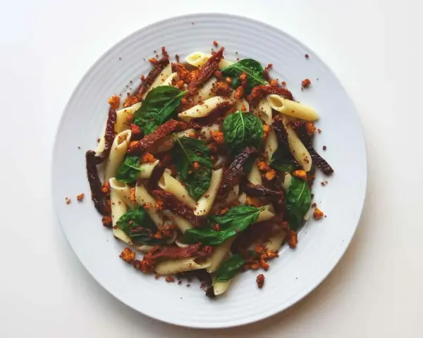 Penne z suszonymi pomidorami, bazylią i pokruszonym tofu. Pyszne i zdrowe danie.
