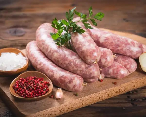 Ile gotować kiełbasę śląską, aby była idealnie soczysta i smaczna?