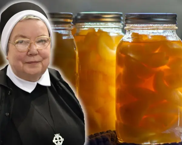Siostra prezentuje przepis na gruszki w occie na słodko. Słoiki pełne owoców w syropie.