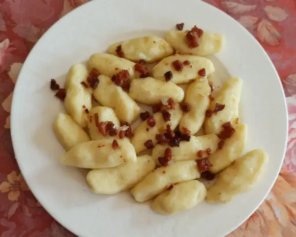 Kopytka z boczkiem, jak u babci! Pyszne ciasto na kopytka przepis babci.