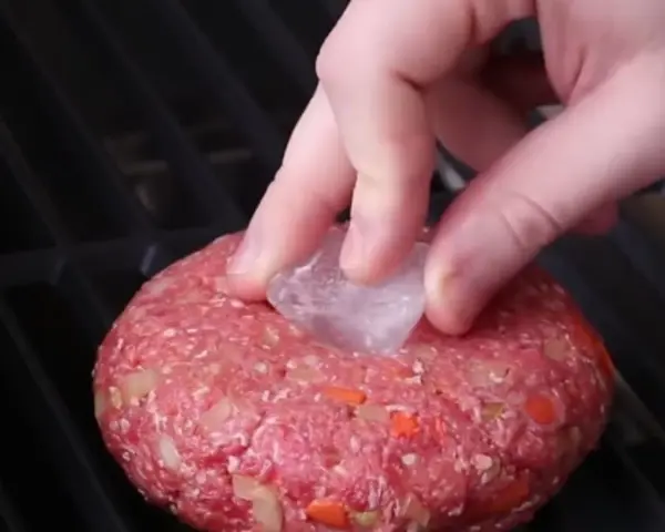 Szary płyn z burgera? Jak usmażyć soczysty kotlet bez wody!