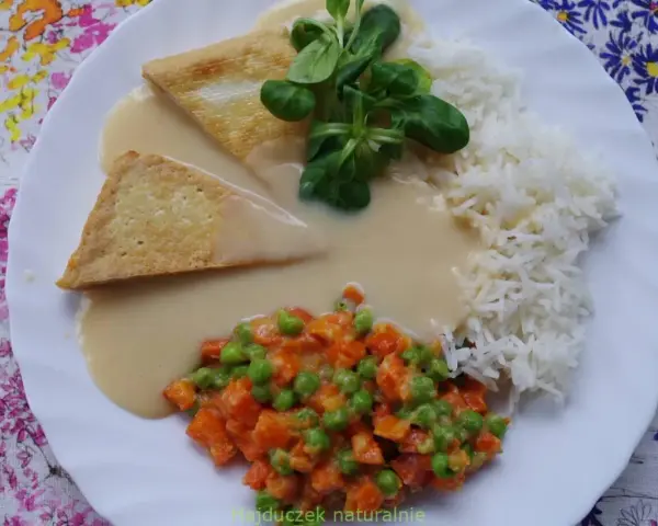 Pyszny sos do ryżu z kawałkami smażonego tofu i warzywami. Idealny na lekki obiad.