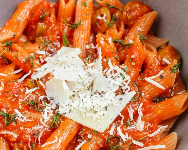 Penne z sosem pomidorowym, oliwkami i parmezanem. Idealny obiad na szybko, gdy brakuje czasu na gotowanie.
