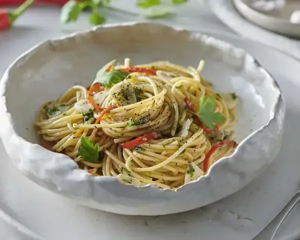 Proste spaghetti z chili – szybki przepis na pyszne danie z czosnkiem