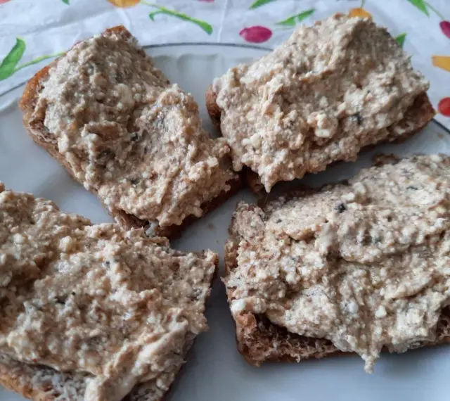 Cztery kromki ciemnego pieczywa obficie posmarowane pastą rybną. Smaczna przekąska na śniadanie lub kolację.