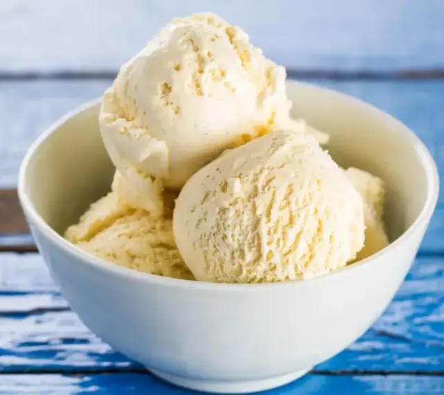 Pyszne lody waniliowe w miseczce, idealne na lato. Wypróbuj nasz przepis na lody domowe!