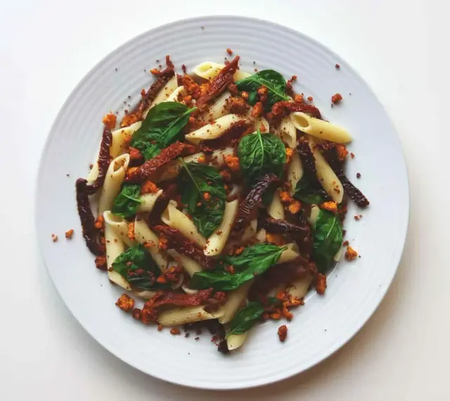 Penne z suszonymi pomidorami, bazylią i pokruszonym tofu. Pyszne i zdrowe danie.