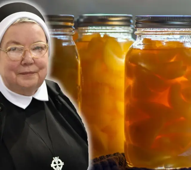 Siostra prezentuje przepis na gruszki w occie na słodko. Słoiki pełne owoców w syropie.