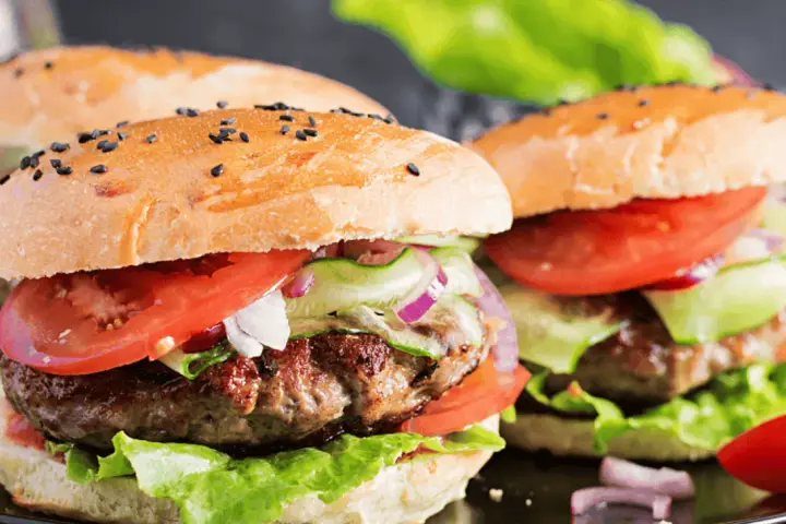 Soczysty burger: Jak nie psuć mięsa? Sekrety idealnej tekstury