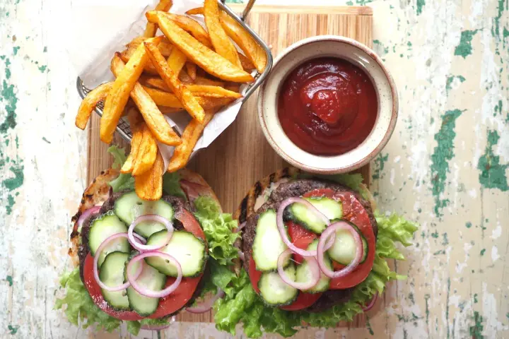 Ile kalorii ma burger wołowy z frytkami? Zaskakujące wartości!