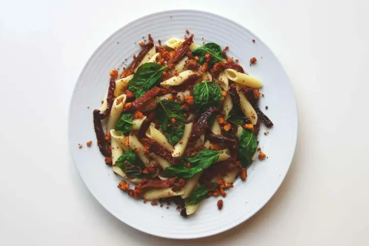 Penne z suszonymi pomidorami, bazylią i pokruszonym tofu. Pyszne i zdrowe danie.