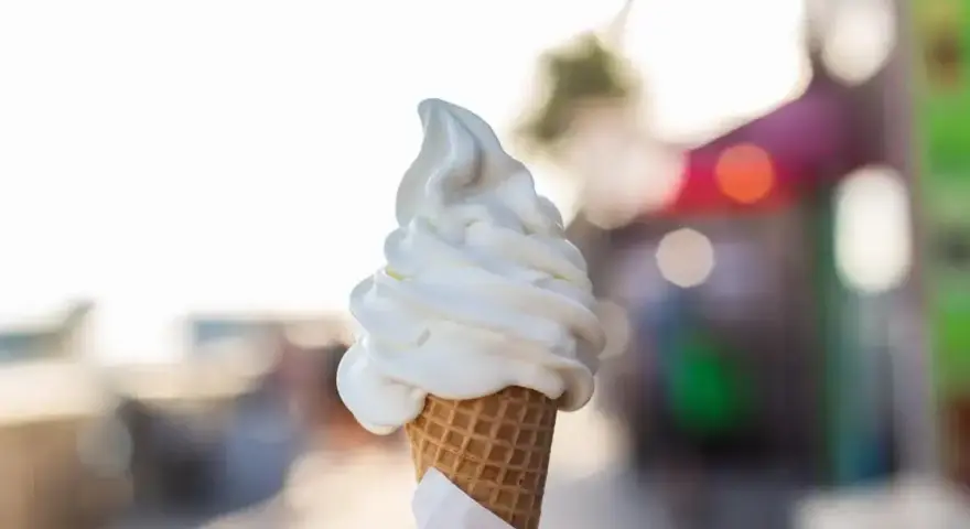 Pyszne lody włoskie w wafelku, idealne na upalny dzień. Choć kuszą smakiem, warto pamiętać o ich kcal.