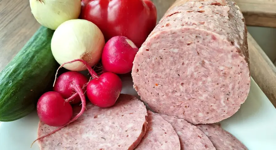Kiełbasa tyrolska: Jak przygotować idealną wędlinę w domu