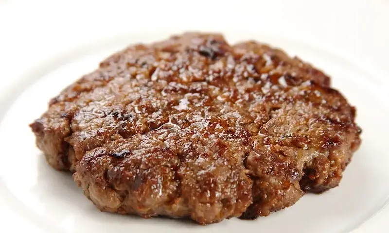 Jak smażyć mięso na burgery, aby były soczyste i pełne smaku