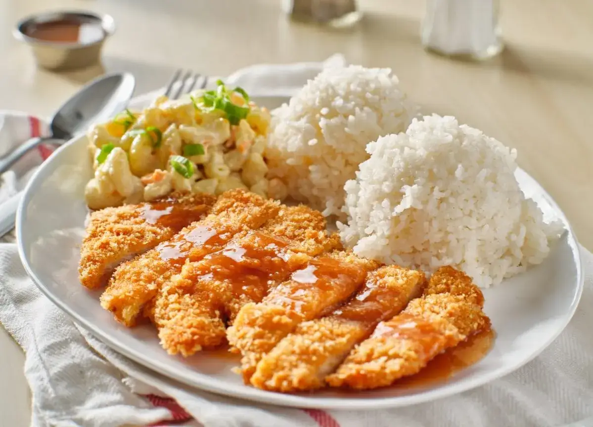 Chrupiący kurczak w panko polany sosem, podany z ryżem i sałatką makaronową. Pyszny obiad!