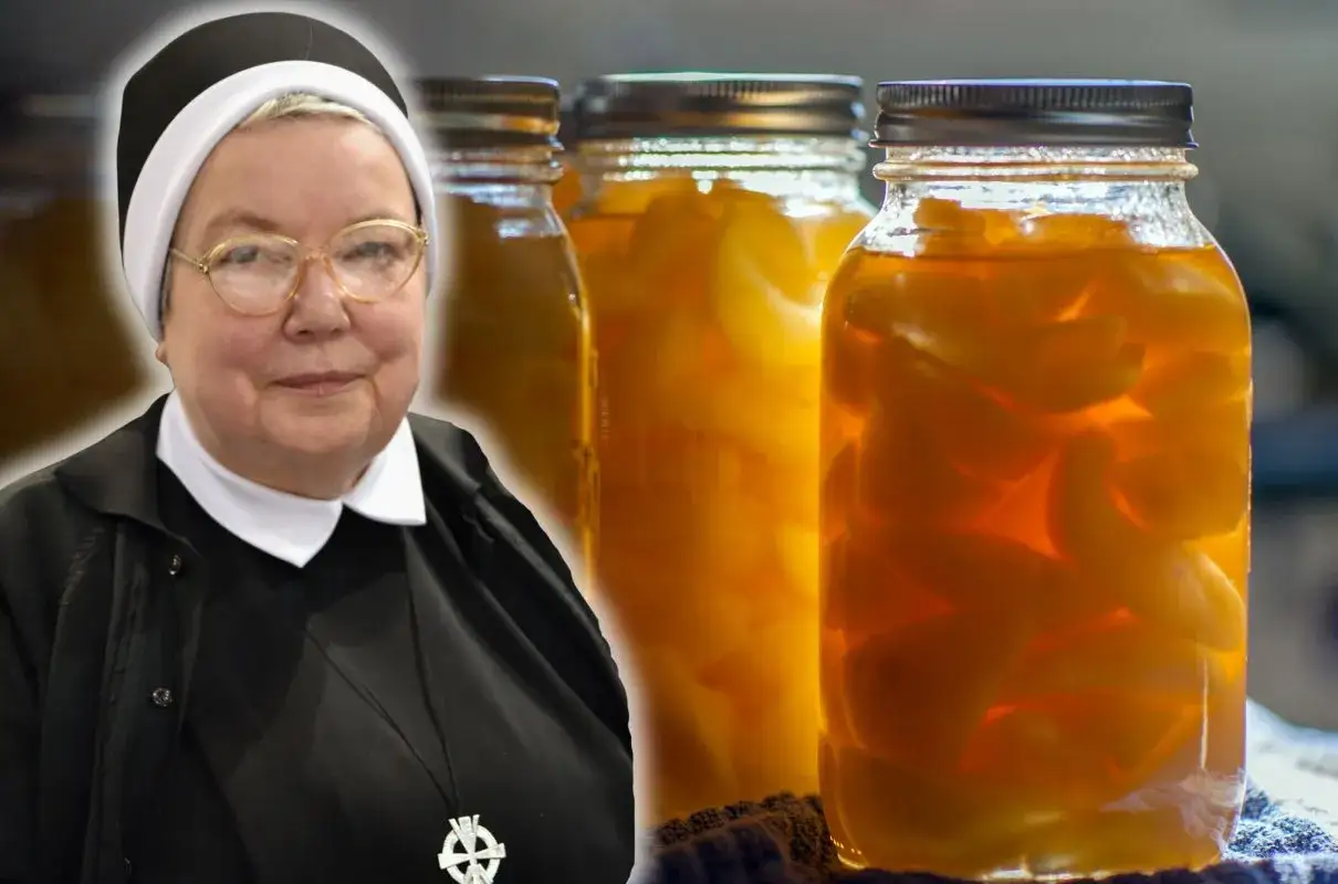 Siostra prezentuje przepis na gruszki w occie na słodko. Słoiki pełne owoców w syropie.